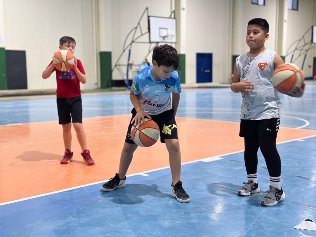 Niños jugando a baloncesto